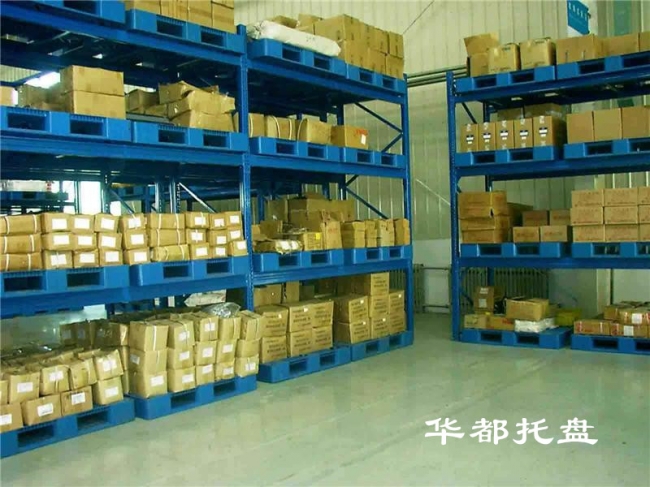 袋裝產(chǎn)品碼垛選什么樣的塑料托盤(pán)好?